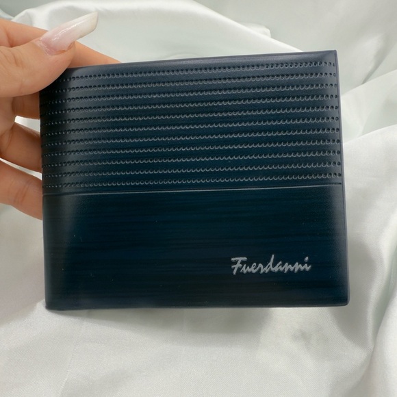 Elegant Black and Tan Men's Wallet - Picture 10 of 11